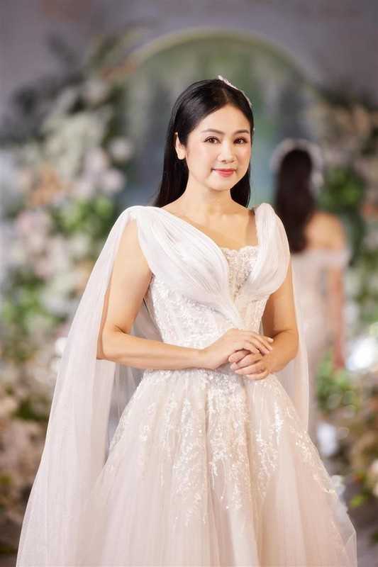 NSND Thu Hà diện váy cưới, nhan sắc khiến dân tình choáng ngợp