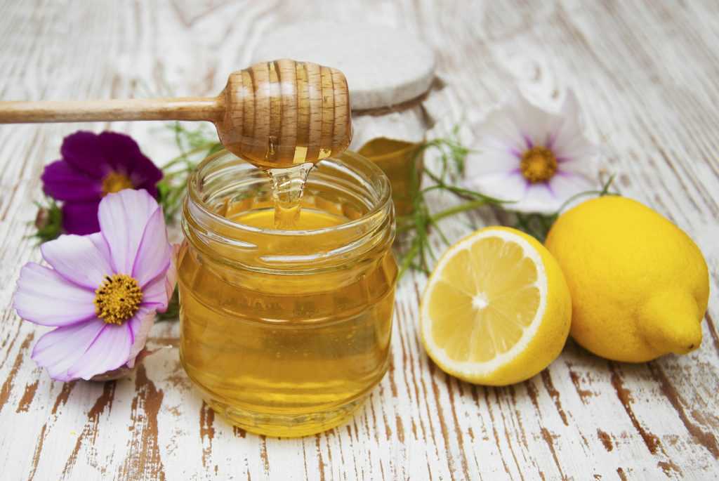 Son dưỡng môi từ mật ong và nước cốt chanh