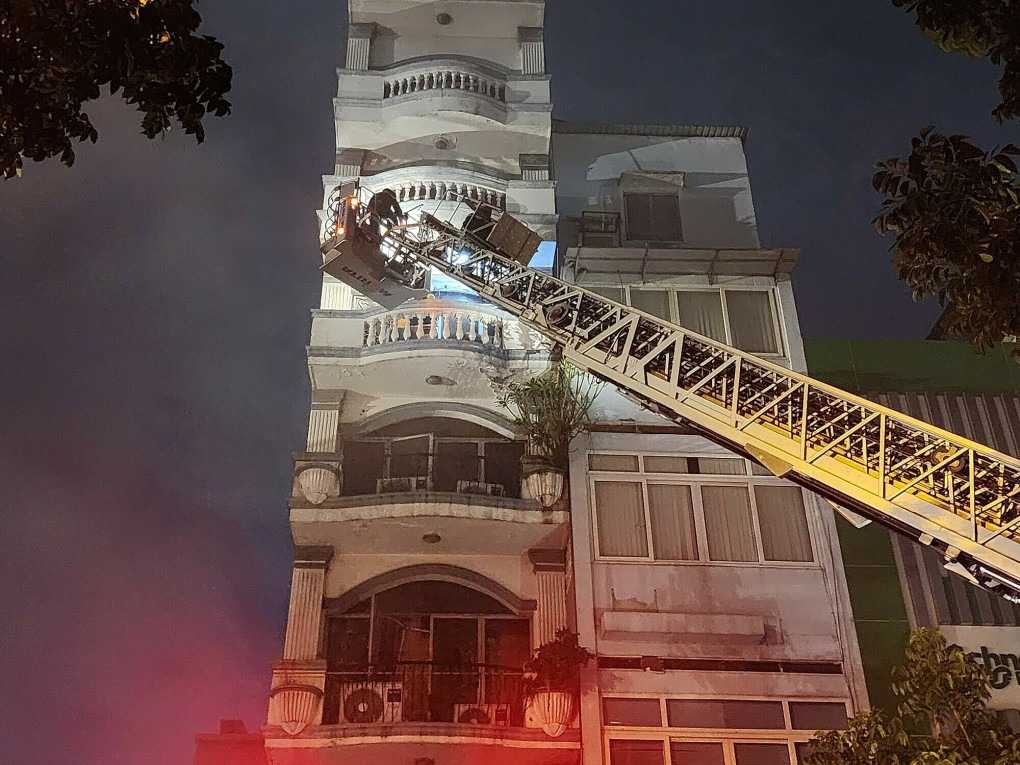 Nhà hàng 7 tầng ở trung tâm TP HCM bốc cháy nghi ngút