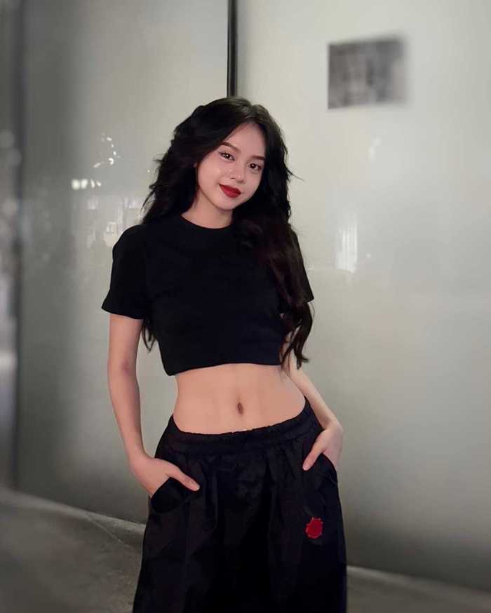 Chi Pu , Ngọc Trinh và các sao nữ Việt đọ eo thon với crop top