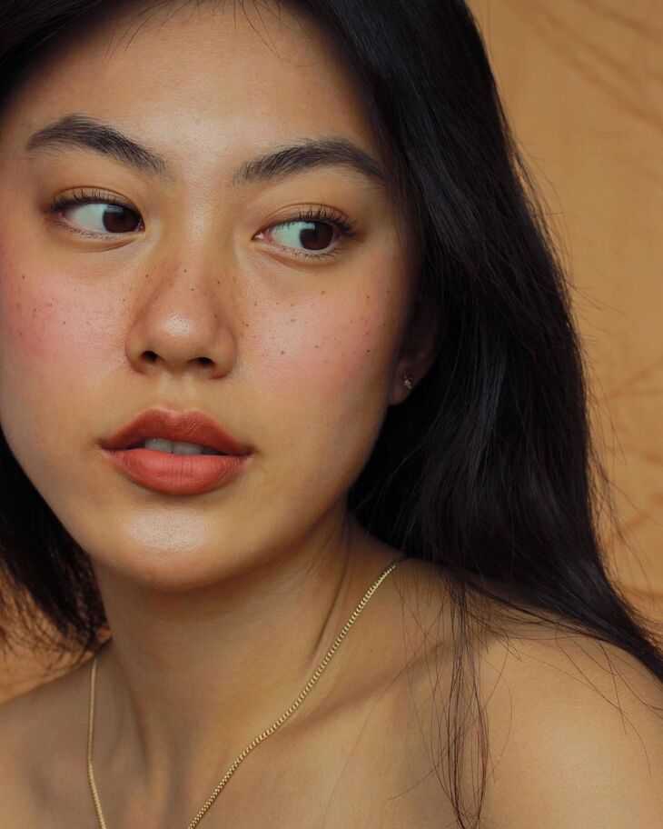 Để thu hút người đối diện bằng đôi mắt tông màu nude, bạn nên chọn màu nâu nhẹ với tông tối hơn màu da. Ảnh: Instagram@ haley0n. Để thu hút người đối diện bằng đôi mắt tông màu nude, bạn nên chọn màu nâu nhẹ với tông tối hơn màu da. Ảnh: Instagram@ haley0n.