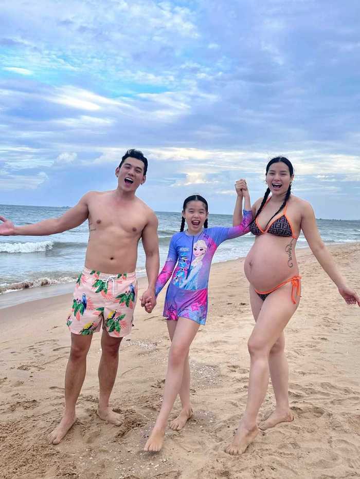 Mùa hè đi biển, mẹ bầu học Minh Hằng, Phương Trinh Jolie mặc bikini vẫn đẹp 'hết nước chấm'