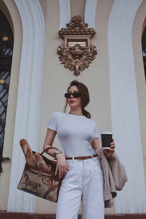 Lý Nhã Kỳ thả dáng street style cực sang chảnh giữa trung tâm Sài thành