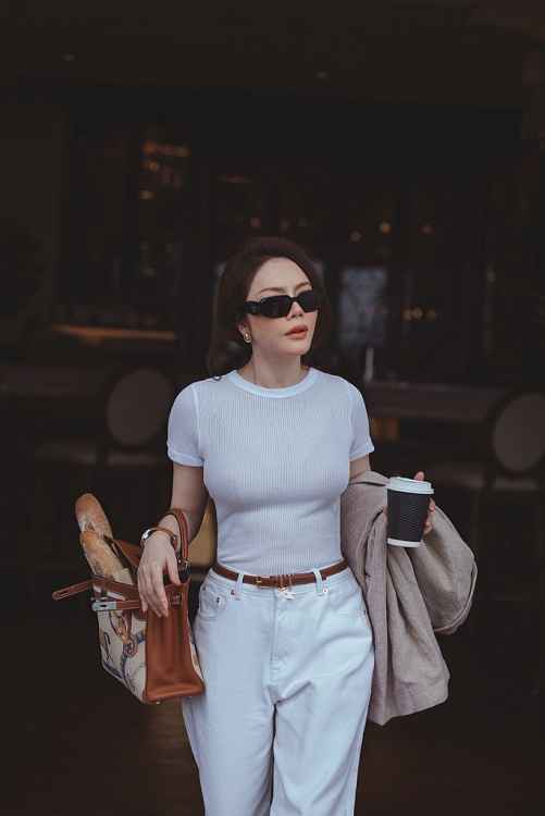 Lý Nhã Kỳ thả dáng street style cực sang chảnh giữa trung tâm Sài thành