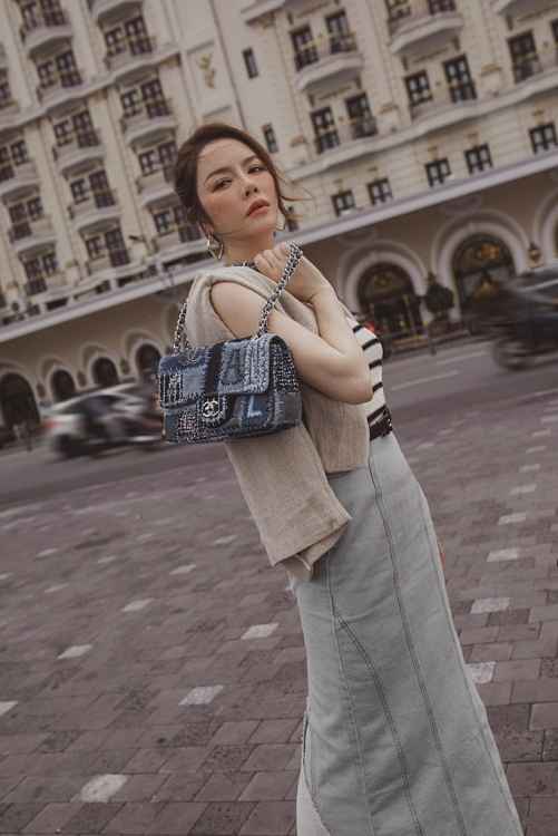 Lý Nhã Kỳ thả dáng street style cực sang chảnh giữa trung tâm Sài thành