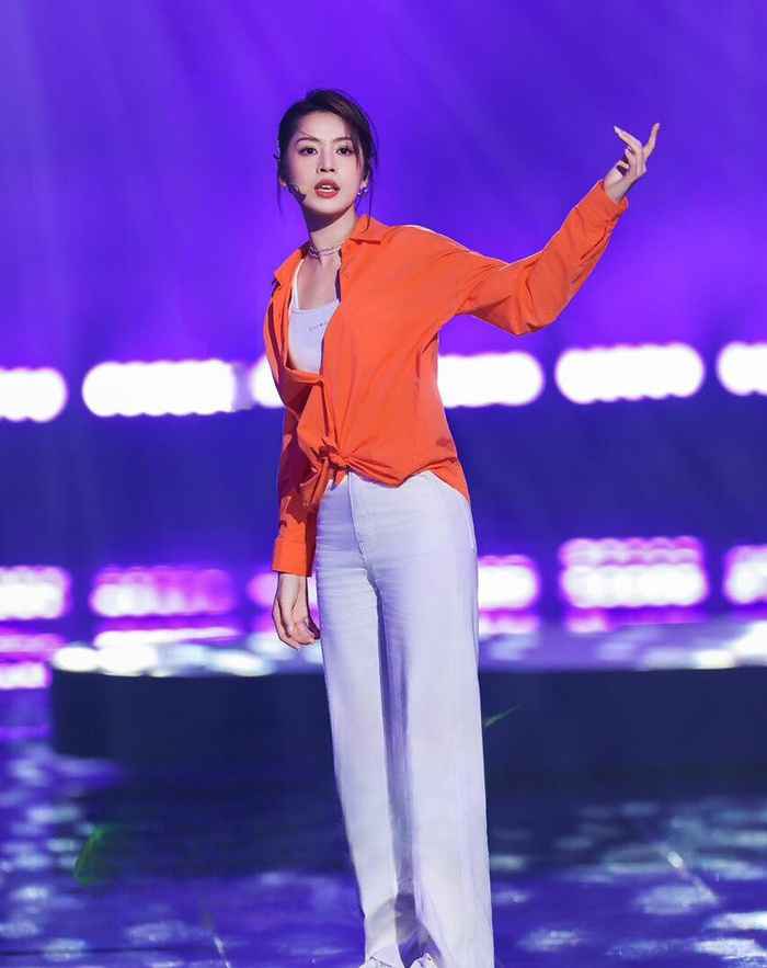 Chỉ với áo sơ mi, Chi Pu biến tấu đủ loại phong cách, học theo có vô số outfit đẹp