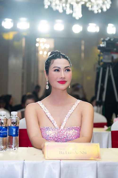 Hoa hậu Đào Ái Nhi khoe nhan sắc 'vạn người mê' trên ghế nóng 'Miss Elegance 2023'