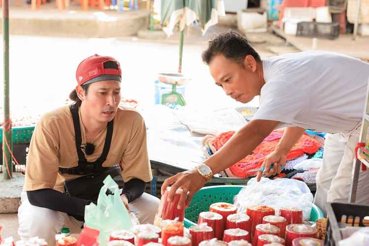 'Đệ nhất mưu sinh': Chợ Long Hoa náo loạn vì màn mua đi bán lại cực hài của Duy Khánh - Huy Khánh