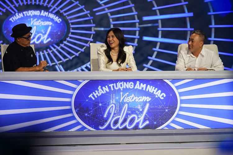 Mỹ Tâm ngại ngùng khi được thí sinh điển trai thả thính tại 'Vietnam Idol 2023'