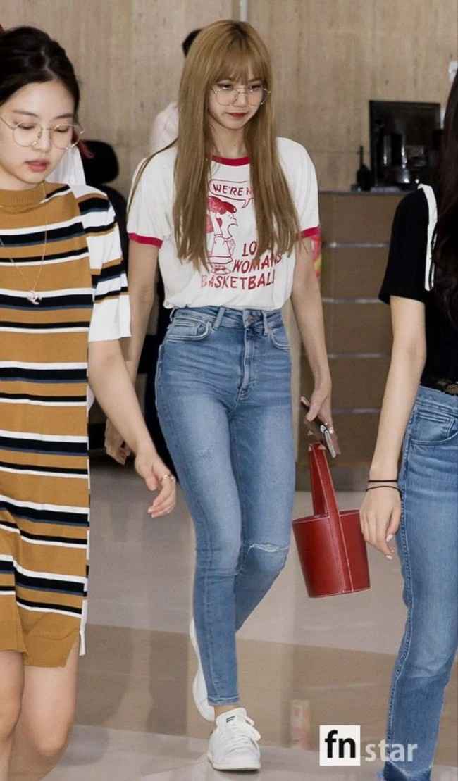 Học Lisa (BlackPink) loạt cách diện quần jeans sành điệu này, phong cách của chị em sẽ thăng hạng không ngừng