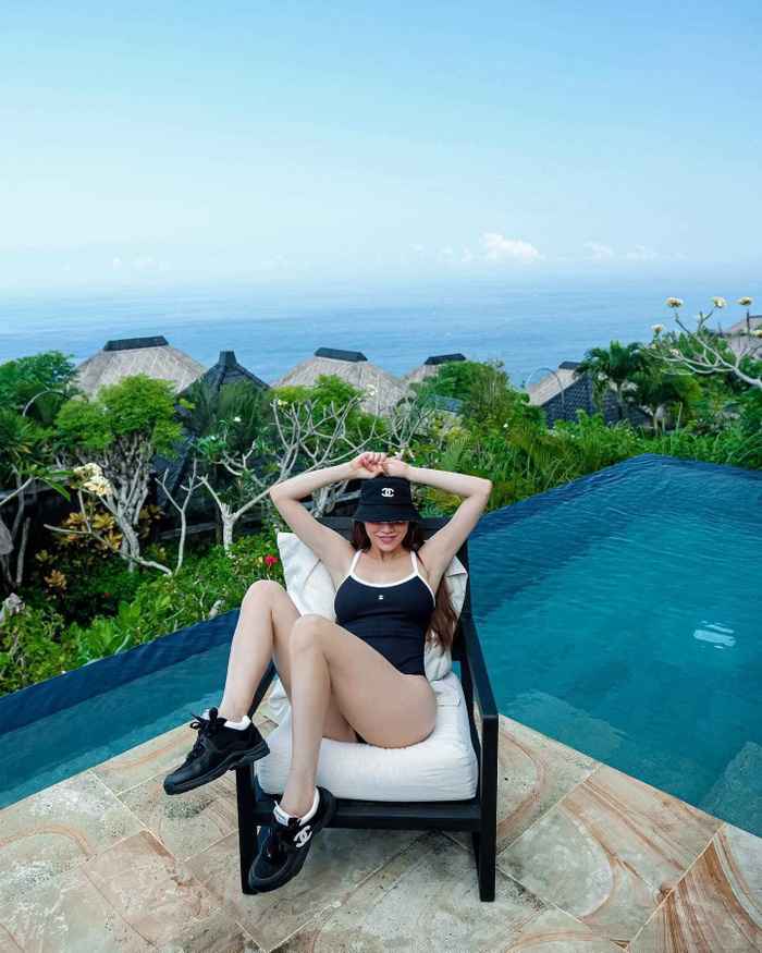 Học cách Hà Hồ khéo chọn áo tắm, từ liền thân đến 2 mảnh đều 'cân' trọn