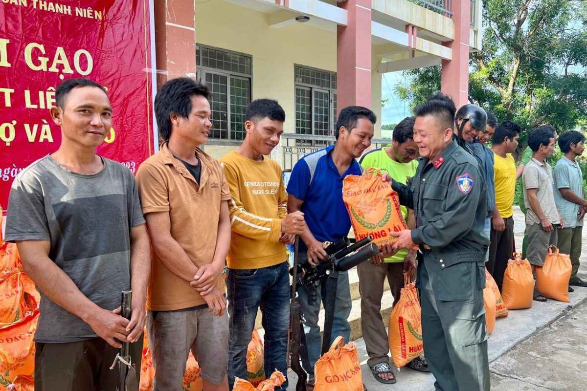Công an nhận 70 khẩu súng sau buổi 'đổi gạo lấy vũ khí' ở Đắk Lắk