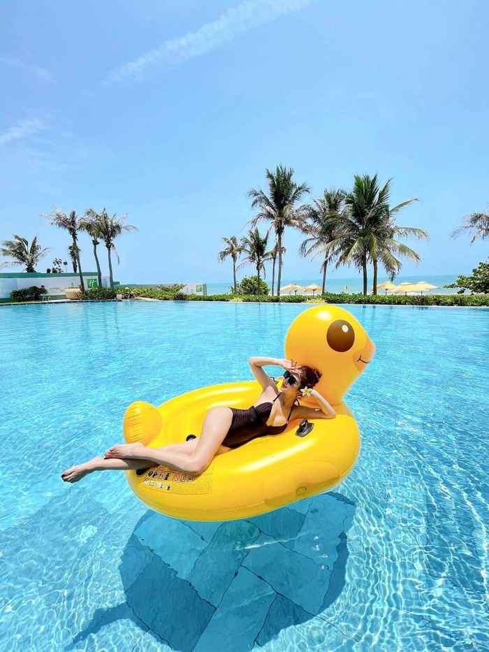 Đi biển muốn mặc bikini vừa đẹp vừa kín đáo hãy học Jennifer Phạm cách chọn đồ