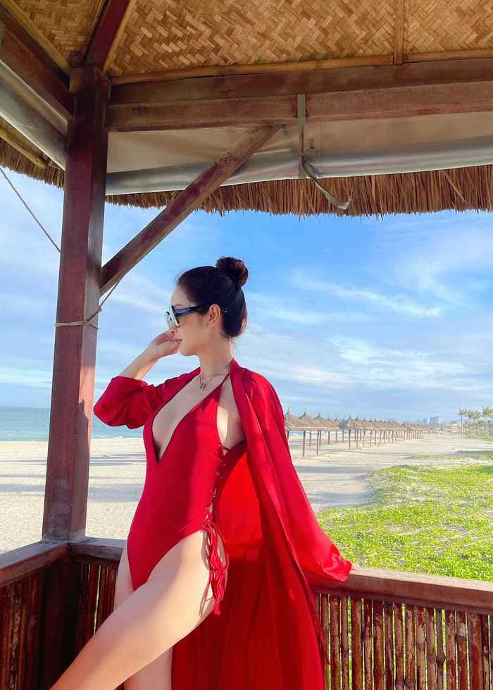 Đi biển muốn mặc bikini vừa đẹp vừa kín đáo hãy học Jennifer Phạm cách chọn đồ