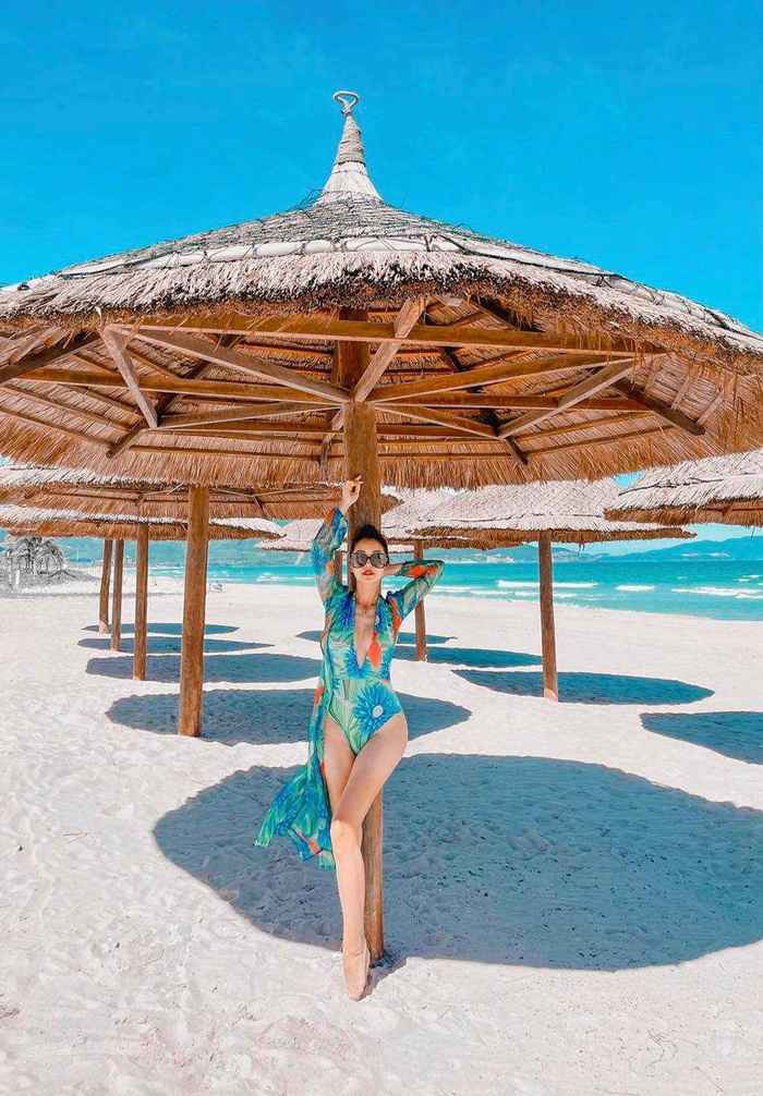 Đi biển muốn mặc bikini vừa đẹp vừa kín đáo hãy học Jennifer Phạm cách chọn đồ