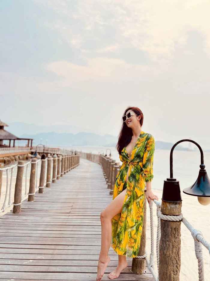 Đi biển muốn mặc bikini vừa đẹp vừa kín đáo hãy học Jennifer Phạm cách chọn đồ