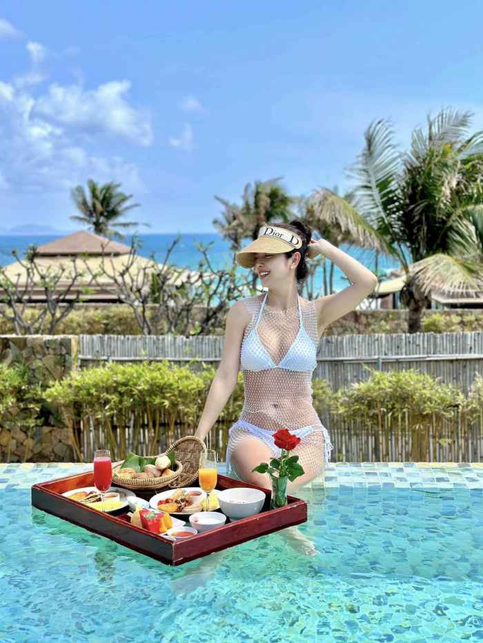 Đi biển muốn mặc bikini vừa đẹp vừa kín đáo hãy học Jennifer Phạm cách chọn đồ