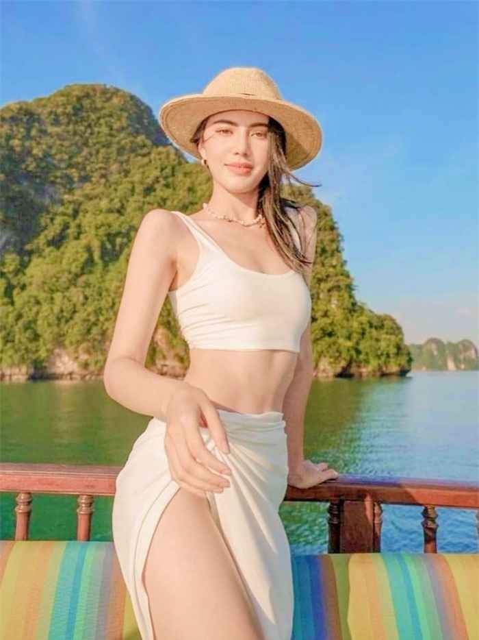 Mỹ nữ Thái Lan Mai Davika đi biển không cần mặc bikini vẫn cực kỳ cuốn hút