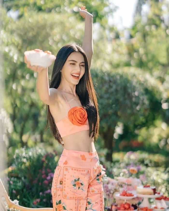 Mỹ nữ Thái Lan Mai Davika đi biển không cần mặc bikini vẫn cực kỳ cuốn hút