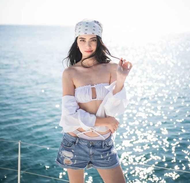 Mỹ nữ Thái Lan Mai Davika đi biển không cần mặc bikini vẫn cực kỳ cuốn hút
