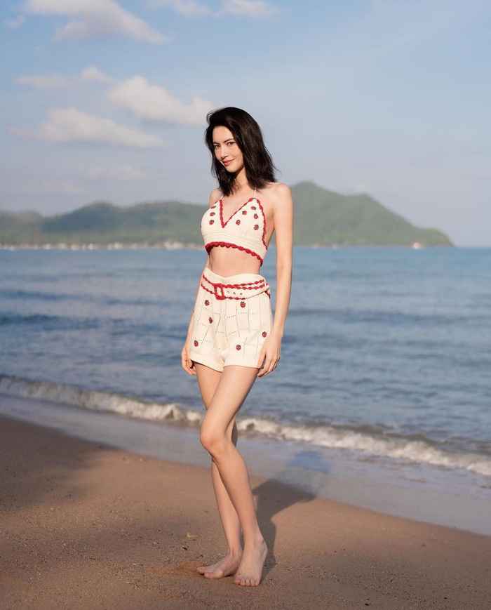 Mỹ nữ Thái Lan Mai Davika đi biển không cần mặc bikini vẫn cực kỳ cuốn hút