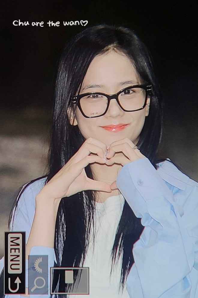 HOT: BLACKPINK chính thức có mặt tại Hà Nội, diện đồ đơn giản vẫn tôn dáng trong mọi khuôn hình