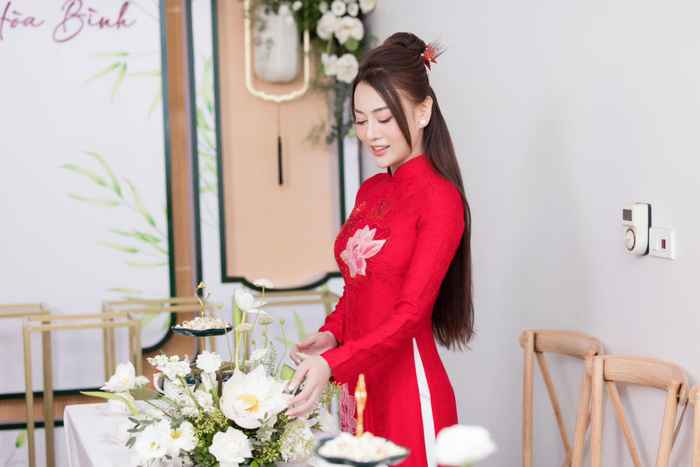 'Bóc giá' áo dài ăn hỏi của Phương Oanh: Không đắt giá bằng một item 30 triệu giúp cô được khen tinh tế