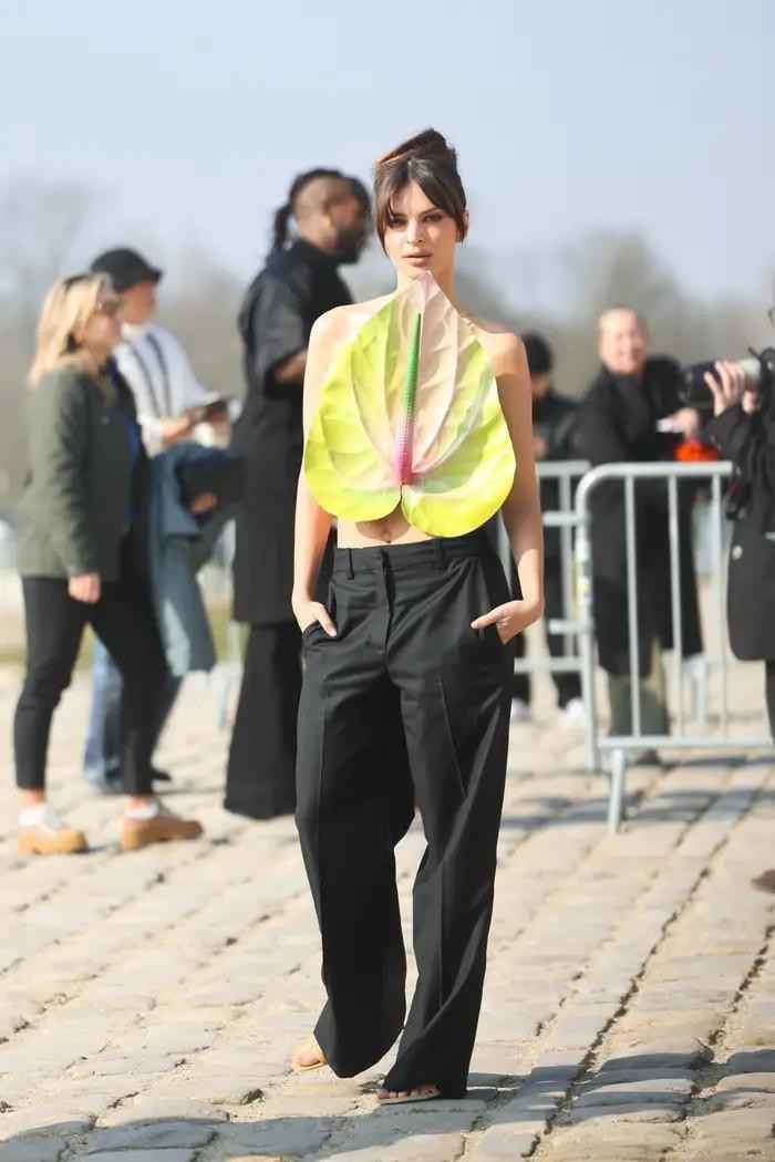 Thời trang ảo ảnh thị giác: Váy Emma Watson lơ lửng, Kendall Jenner mặc đồ tàng hình Ảnh 6