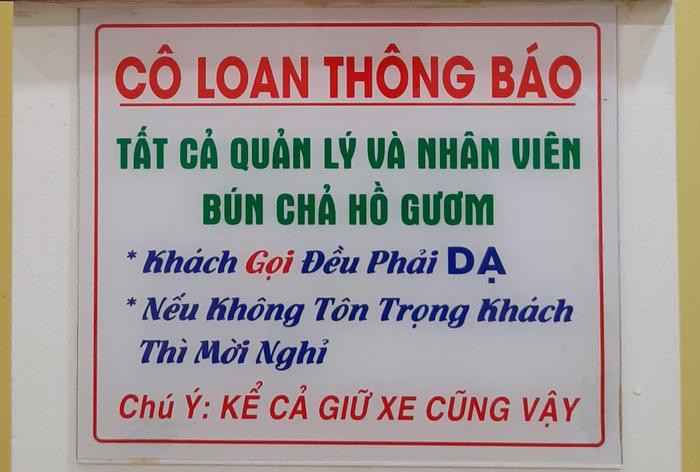 Quán bún chả viết nội quy 'gắt' cho nhân viên: Khách gọi phải dạ thưa! Ảnh 1