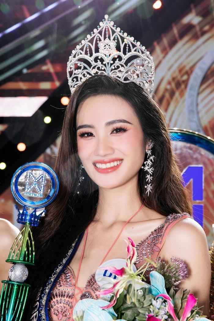 Phát sốt trước làn da không tỳ vết của tân Hoa hậu Huỳnh Trần Ý Nhi Ảnh 7