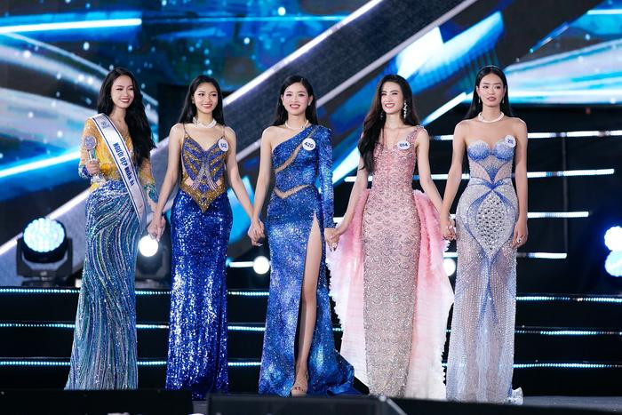saostar-f5iist4boe7dkj32 Điều thú vị xoay quanh váy dạ hội của Hoa hậu Ý Nhi: Màu hồng chuẩn Miss World Ảnh 4