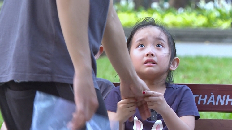 'Mẹ vắng nhà - Ba là siêu nhân': Cris Phan 'làm loạn' nhà Dương Lâm, MC Thành Trung quá ngọt ngào với vợ