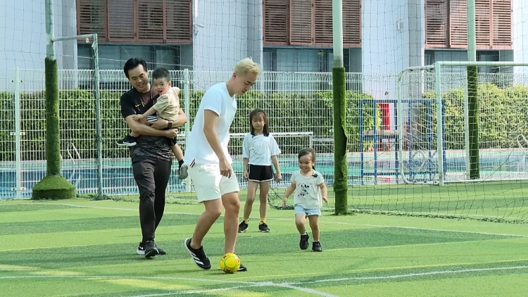 'Mẹ vắng nhà - Ba là siêu nhân': Cris Phan 'làm loạn' nhà Dương Lâm, MC Thành Trung quá ngọt ngào với vợ