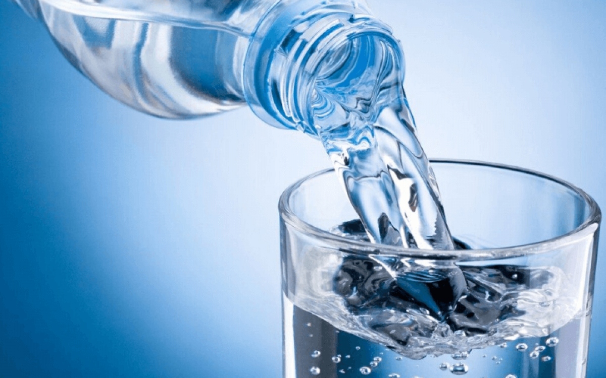 Uống nước quá nhiều, bé trai 10 tuổi suýt mất mạng - 1