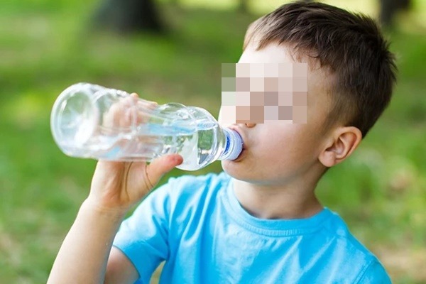 Uống nước quá nhiều, bé trai 10 tuổi suýt mất mạng