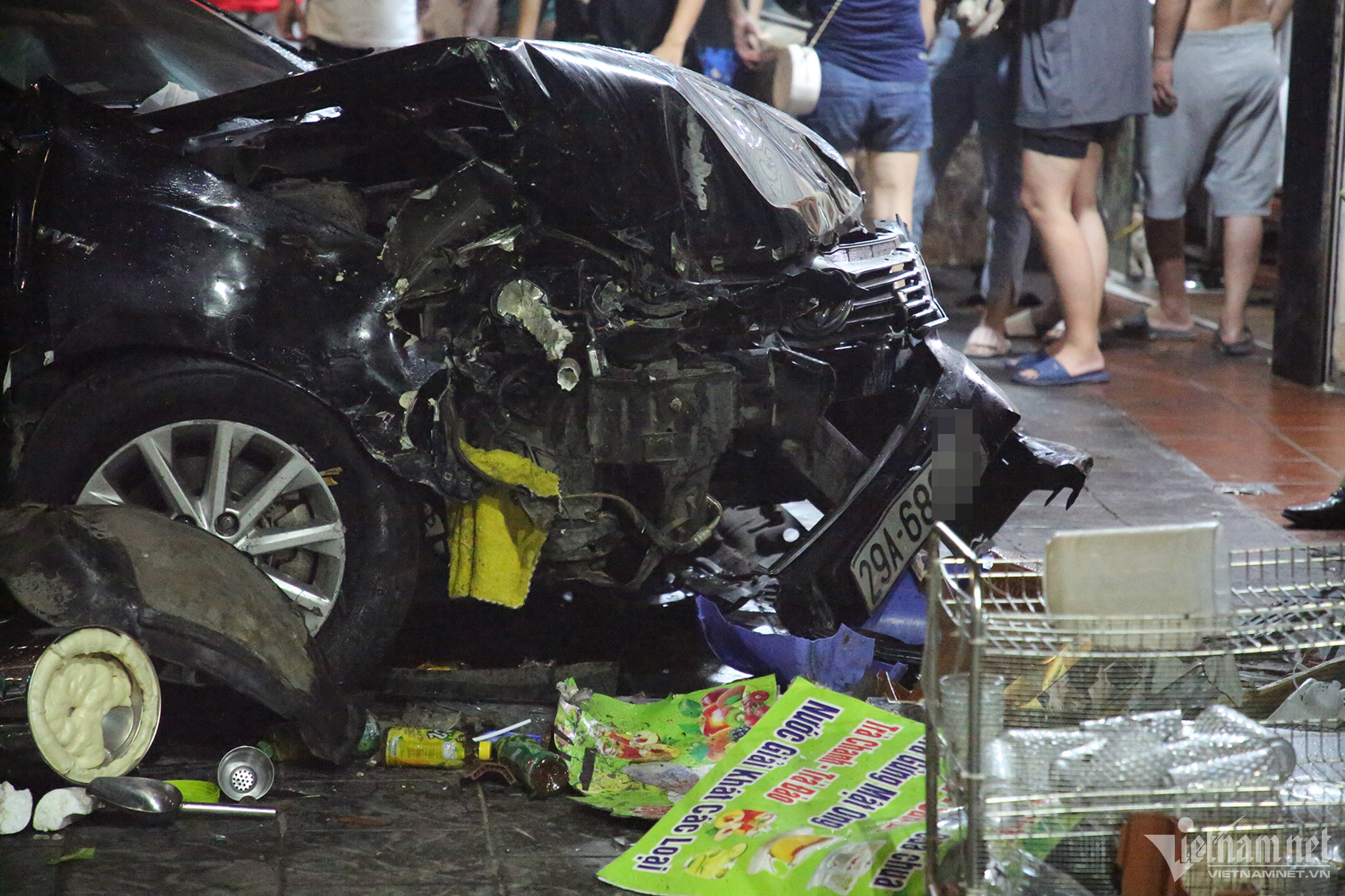 Hiện trường tai nạn ô tô lao lên vỉa hè khiến 1 người tử vong ở Hà Nội - 1