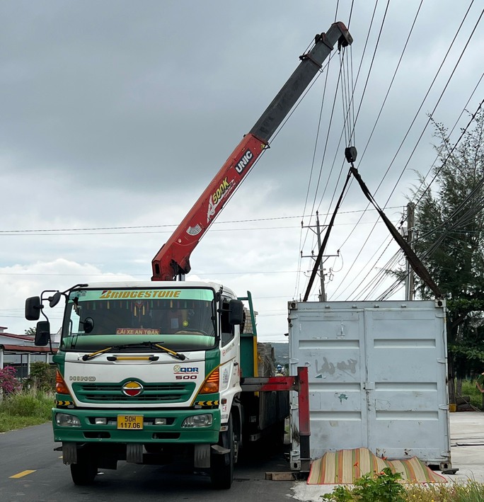 Chuẩn bị đổ mái, 3 thợ xây bị điện giật thương vong - 1