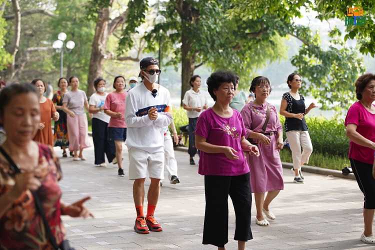 'La cà hát ca': 'Anh hai - em út' Ngô Kiến Huy - Myra Trần thị phạm tập yoga 'cười' khiến khán giả cười 'ngất'