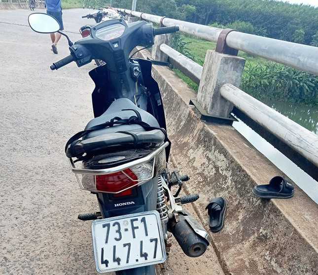 Một phụ nữ trẻ ở Quảng Bình để lại xe máy nhảy cầu tự tử