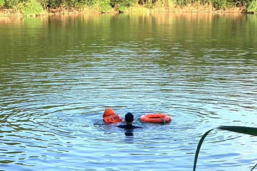 Xót xa 2 nữ sinh tử vong trong hồ nước sâu