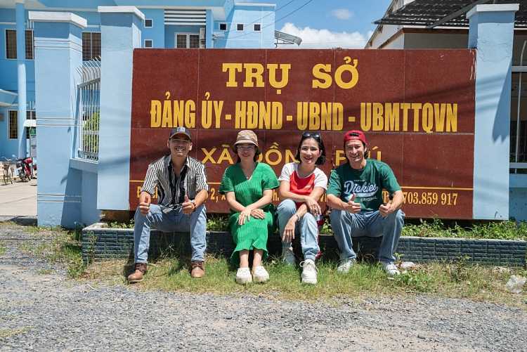 Cát Tường xúc động khi nghe câu chuyện hai em bé mất cha 'Nhìn trời để nghĩ rằng cha vẫn ở bên'