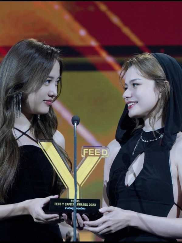 Freen Sarocha Chankimha và Becky Rebecca Patricia Armstrong lập cú 'hat trick' tại 'Feed Y Capital Awards 2023'