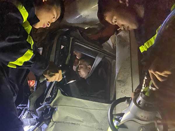 Phá dỡ cabin cứu tài xế bị gãy chân, mắc kẹt sau tai nạn