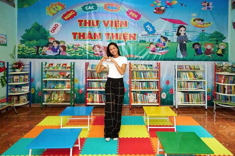 Hoa hậu H'Hen Niê trao thư viện thân thiện 'Room To Read' thứ 7 tại Gia Lai