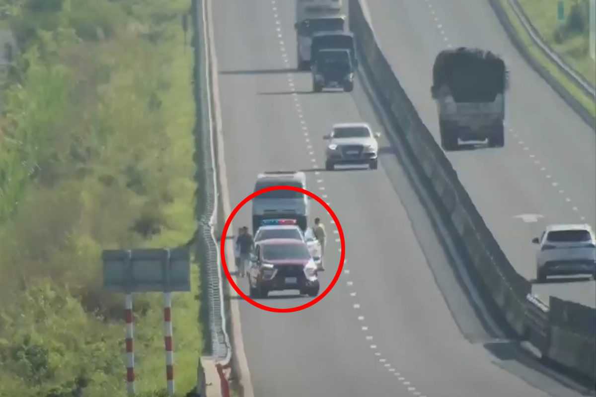 Clip ghi lại cảnh tài xế xe cấp cứu buồn ngủ, tông trúng ô tô CSGT trên cao tốc