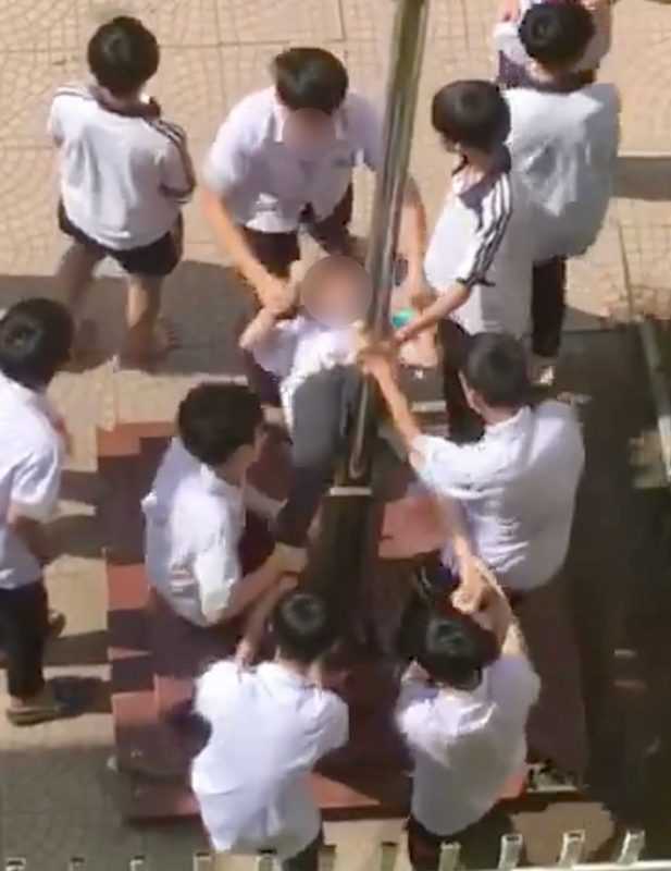 Phẫn nộ nam sinh ở Hà Nội bị nhóm bạn dập vùng kín vào cột