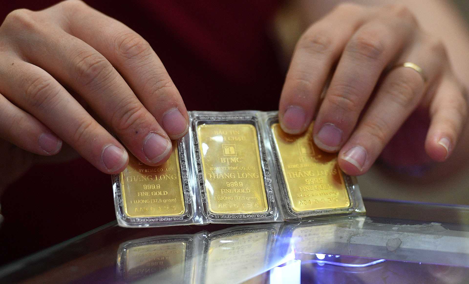 Giá vàng miếng giảm nhanh sau khi lên đỉnh lịch sử, tuột mốc 74 triệu/lượng