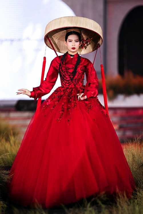Hoa hậu Đỗ Thị Hà hóa đào nương trong BST của Nguyễn Minh Công