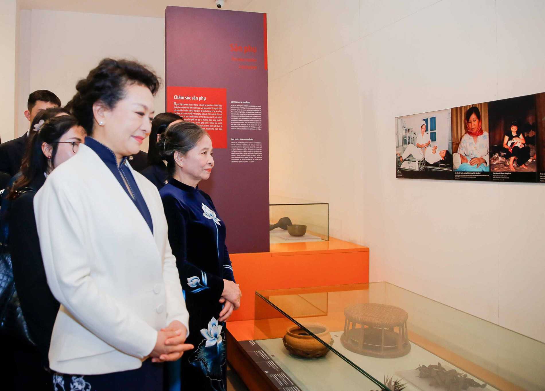 Phu nhân hai Tổng Bí thư Việt Nam và Trung Quốc thăm Bảo tàng Phụ nữ