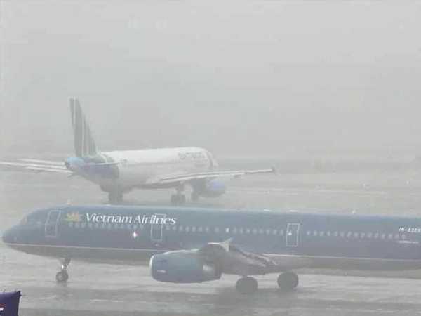 Nhiều máy bay chuyển hướng hạ cánh do Nội Bài sương mù bủa vây